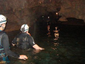 <strong>ESPELISMO CUEVA DE LA VACA</strong><br />Plan: Cueva de la Vaca <br />Duración: 1h de caminata interna y 30 min desplazamientos (instrucción) <br />Recorrido: 2 km (Acceso, interior de la cueva y salida) <br />Nivel de dificultad: Media - Cueva activa (quebrada interna)